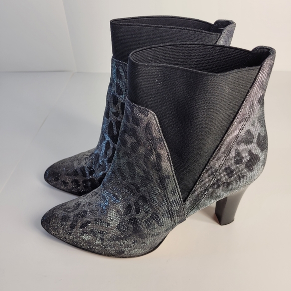 Donald J Pliner women 8.5 W silver metallic leopard print - Picture 2 of 6